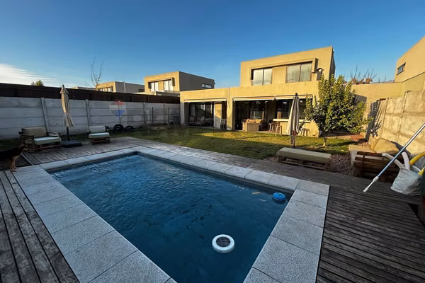Moderna casa en condominio con piscina en colina