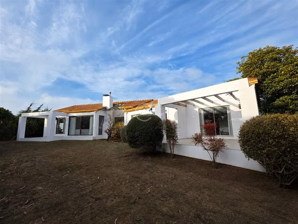 Amplia casa Mantagua, 5D-4B, en Condominio control acceso ED