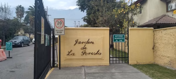 Dos Pisos/Antejardin&Patio&Piscina/Condominio Seguro