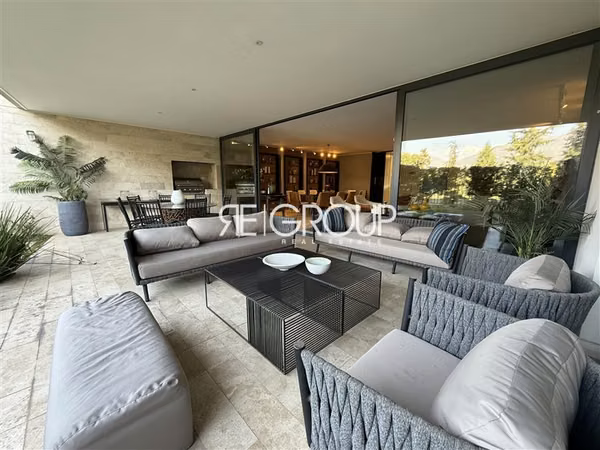 Departamento con zócalo en venta de 3 dorm. en Lo Barnechea