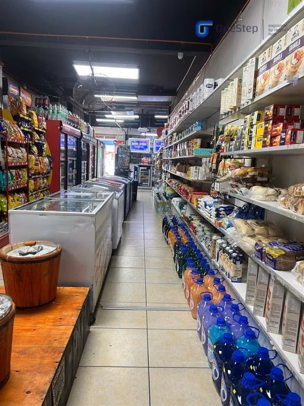 Amplio Minimarket en venta en Santiago
