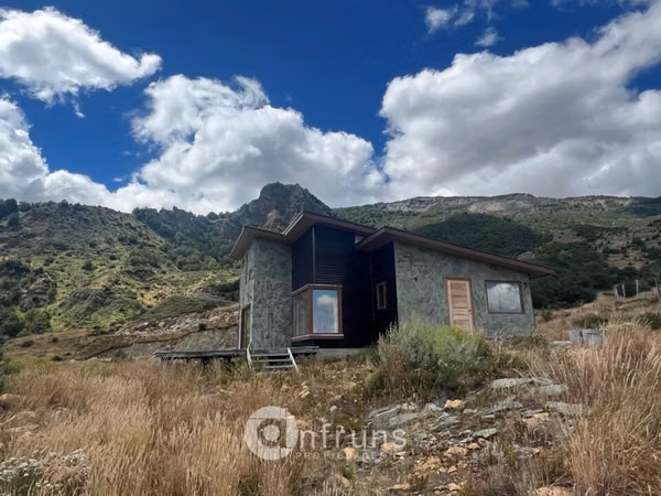 Casa en Parcela / Villa Jara