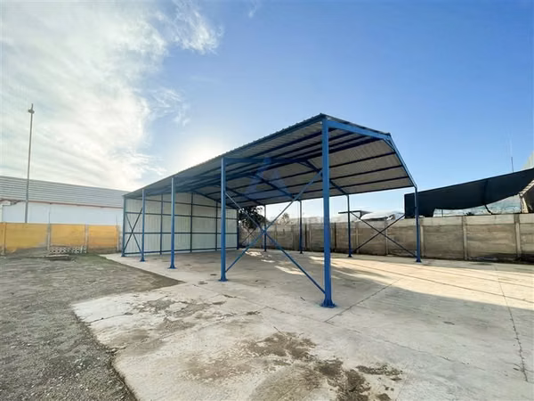 Amplio terreno con Patio Industrial, Galpón y Oficinas