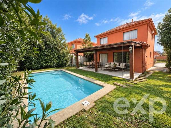 Casa Chilena en Chicureo Principal en Primer Piso y Piscina