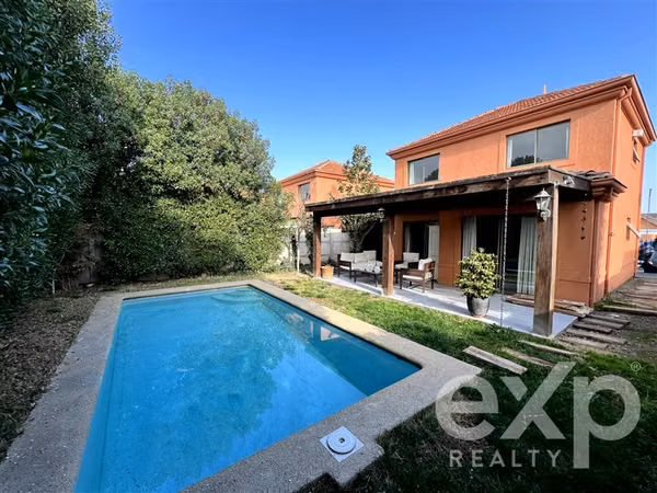 Casa Chilena en Chicureo Principal en Primer Piso y Piscina