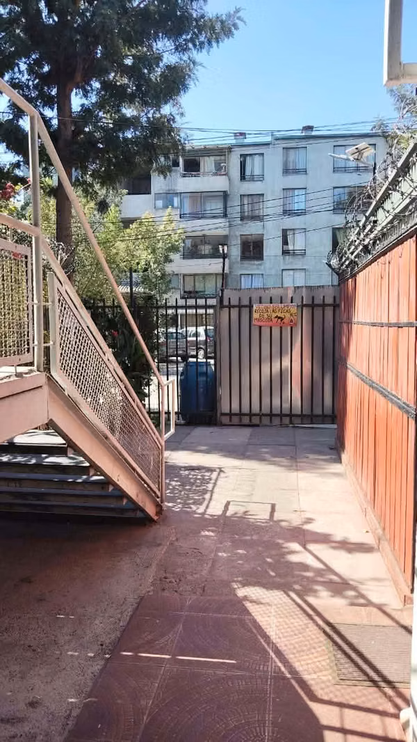 Dpto. Amplio en primer piso, a pasos de Mapocho y General Bulnes