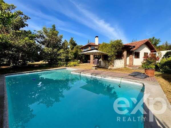 Casa Chilena en Polo de Manquehue Parcela de 3.700 m2