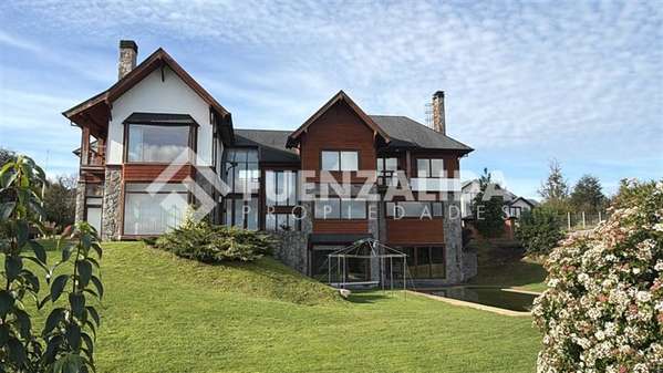 Vendemos exclusiva casa en Condominio Zona Colegio Alemán