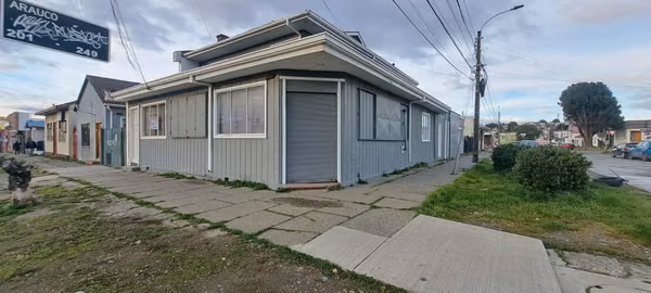ARRIENDO CENTRICA CASA ESQUINA CON AMPLIOS ESPACIOS