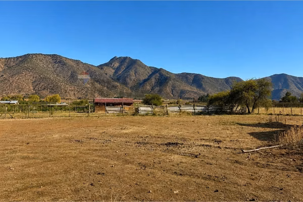 Parcela en chada de 5.753,82 m² con dos casas