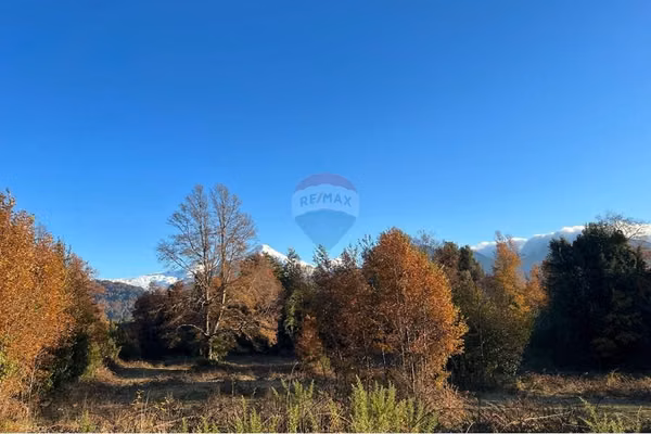 Vista al volcán y acceso a río en parcelas