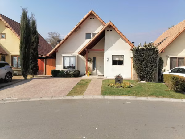 EN VENTA,  cómoda y acogedora casa en Condominio de Peñalolén