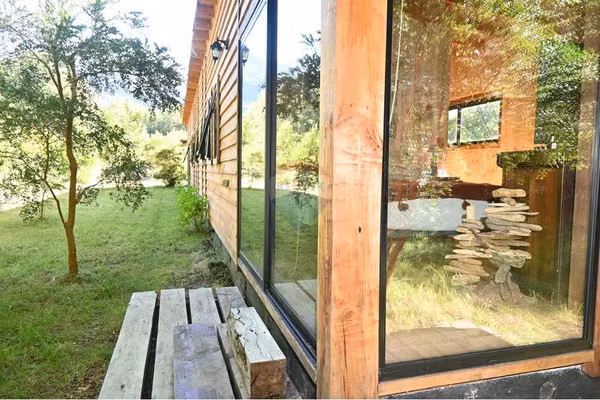 Refugio de madera y naturaleza en lago ranco