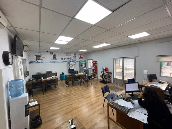Amplia propiedad comercial con oficinas, taller y bodegas