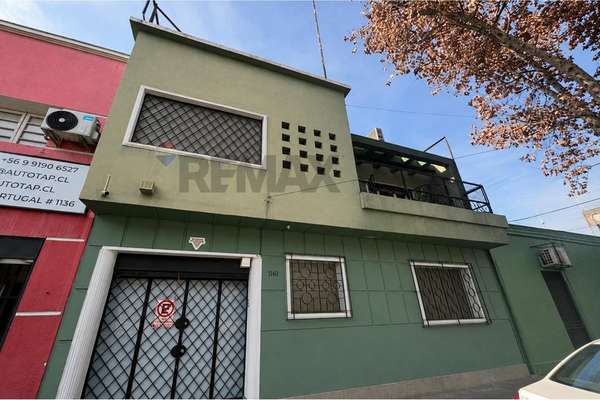 Edificio comercial remodelado en barrio portugal