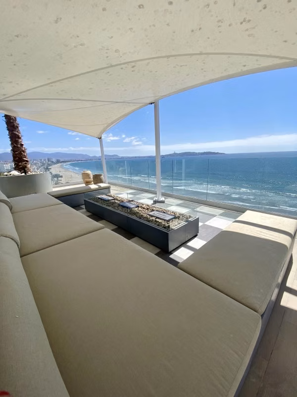 AVENIDA DEL MAR CON CUATRO ESQUINAS, VISTA AL MAR.
