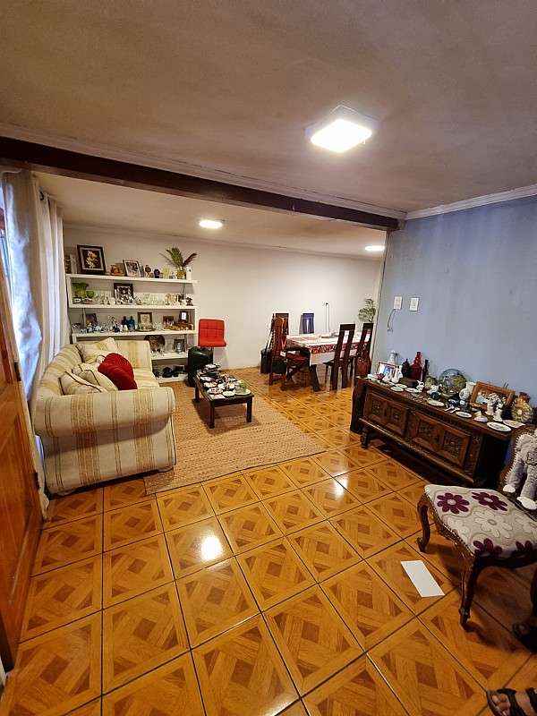 GRAN OPORTUNIDAD DE INVERSIÓN CASA CON 3 DEPARTAMENTOS