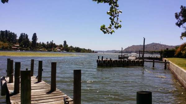 SE VENDE CASA PARA RECONSTRUIR EN LAGO RAPEL, EL ESTERO