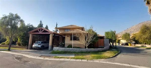 Casa en venta de 5 dorm. en Colina