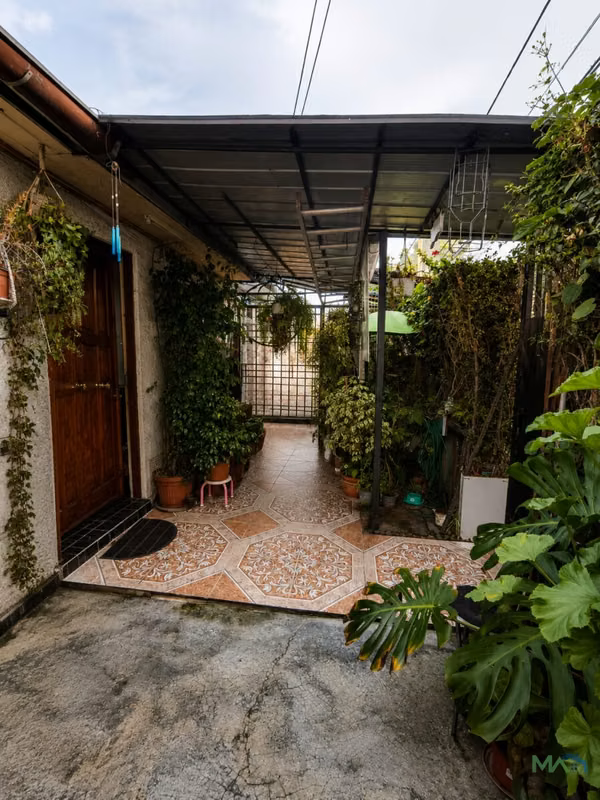 Casa a pasos de Mall Los Dominicos, Las Condes | Terreno con Potencial de Ampliación