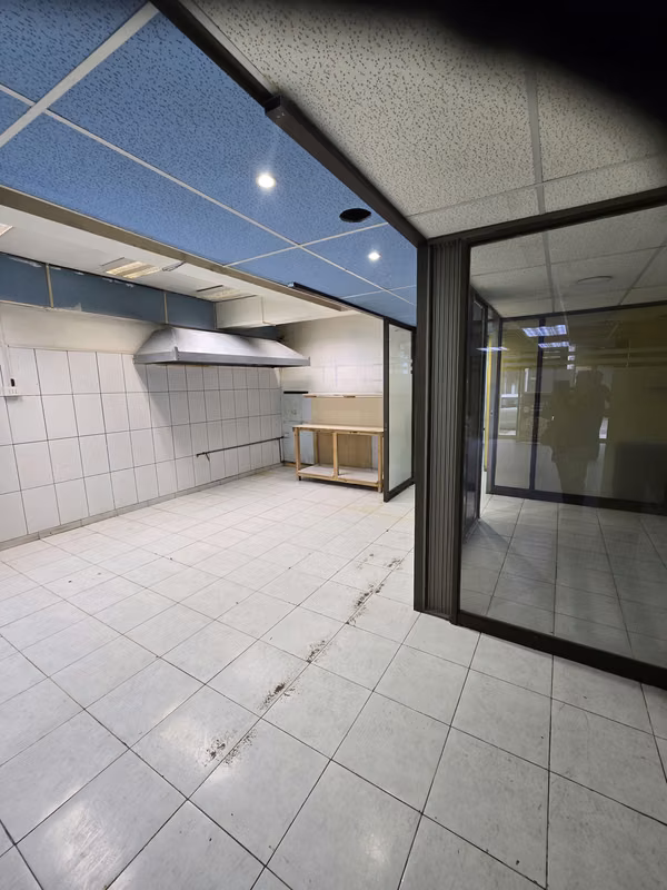 ARRIENDO LOCAL 100 M2