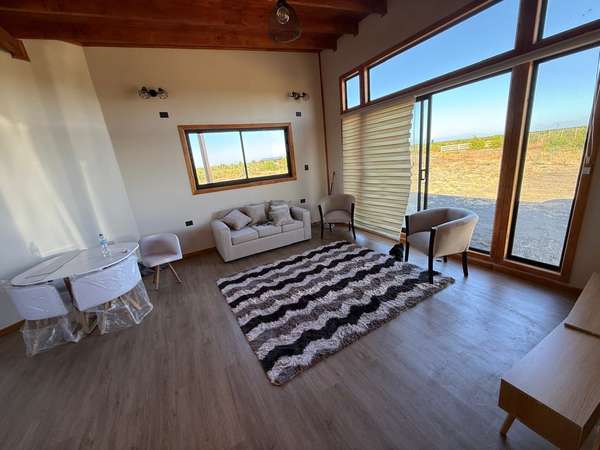 Amplia Parcela con piscina y cabaña en arriendo