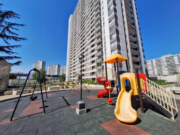 PRECIO BAJO LA TASACIÓN!! Depto de 2D1B + E en el Edif. Montenova 1, Metro Carlos Valdovinos
