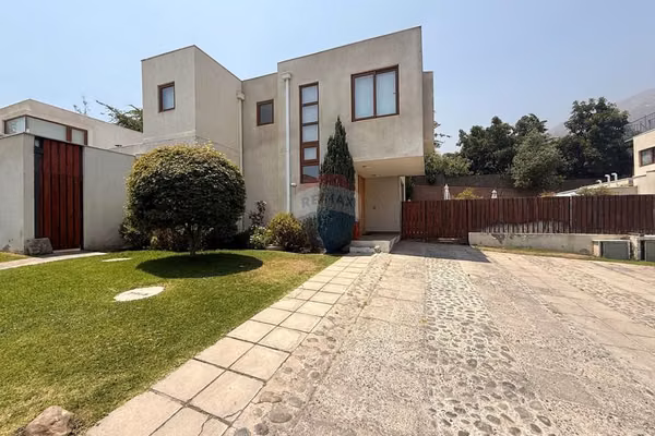 Casa en condominio con acceso controlado