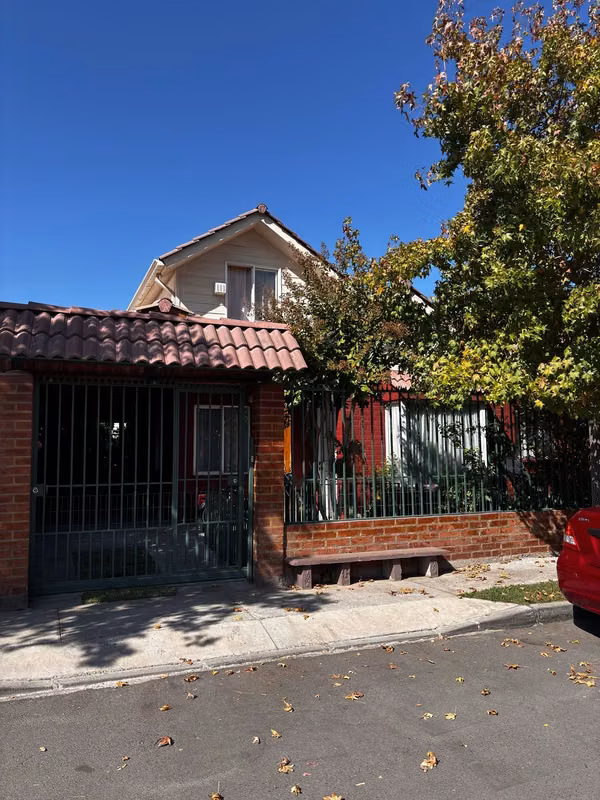 Acogedora Casa En Venta Pasaje Micro Barrio Cerro El Paraguas, Comuna de Lampa.