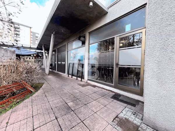 Se vende o arrienda prestigioso restaurante .