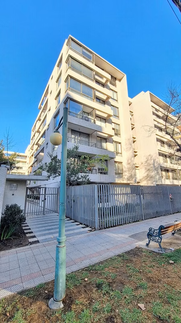 Se Vende Amplio y Renovado Departamento con 2 Estacionamientos y Gran Bodega en Ñuñoa