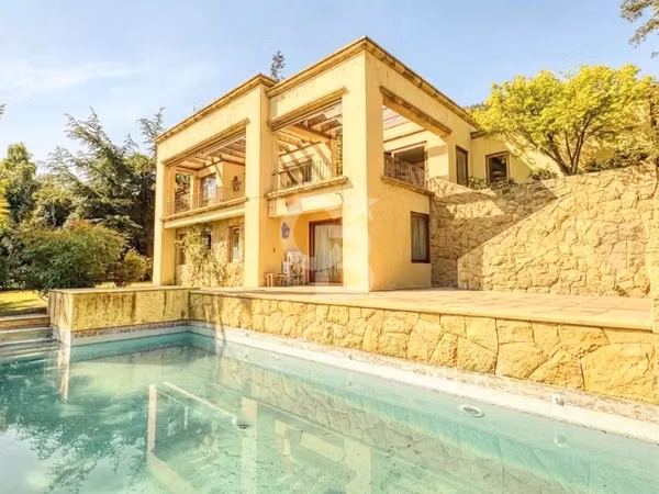 Venta Valle Escondido casa de gran categoría con vista CBG