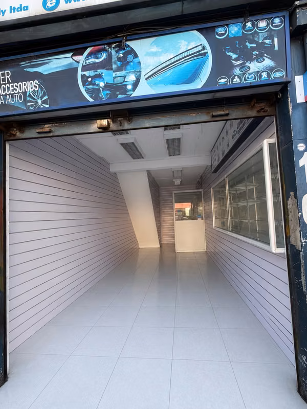 REBAJADO DE PRECIO !! LOCAL EXCELENTE UBICACION,  BODEGA GRANDE Y EQUIPADA CON REPISAS