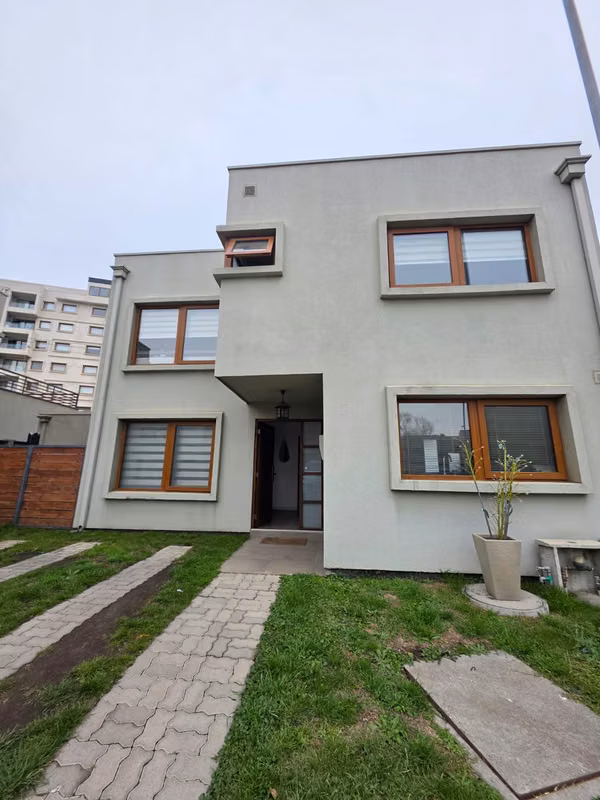 SE ARRIENDA HERMOSA CASA CONDOMINIO LOS ENCINOS
