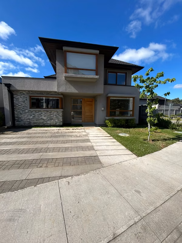 SE VENDE HERMOSA CASA CONDOMINIO BORDE LAGUNA