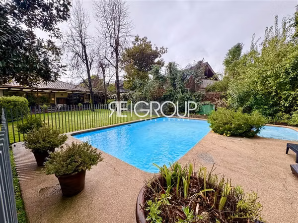 Casa en venta, maravilloso jardín, Los Nogales, Lo Barnechea