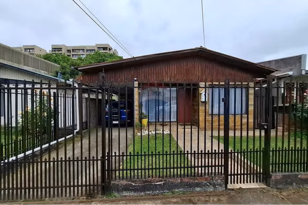 Se vende casa 2d/2b, con piezas y deptos. interior