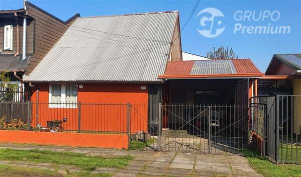 A PASOS DE LA UFRO, VENDO AMPLIA CASA 4D. 2B, 1E.TECHADO