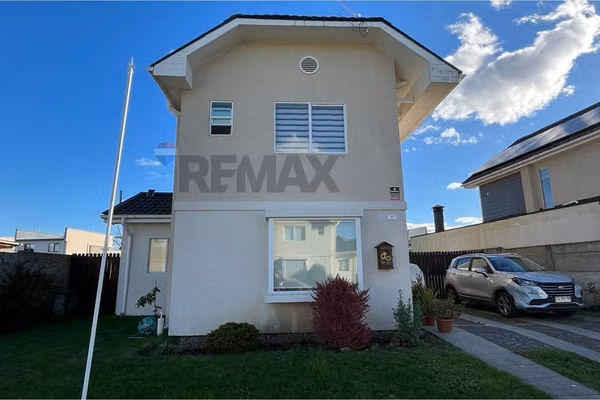 Se vende casa 4dormit/3baños en condominio.