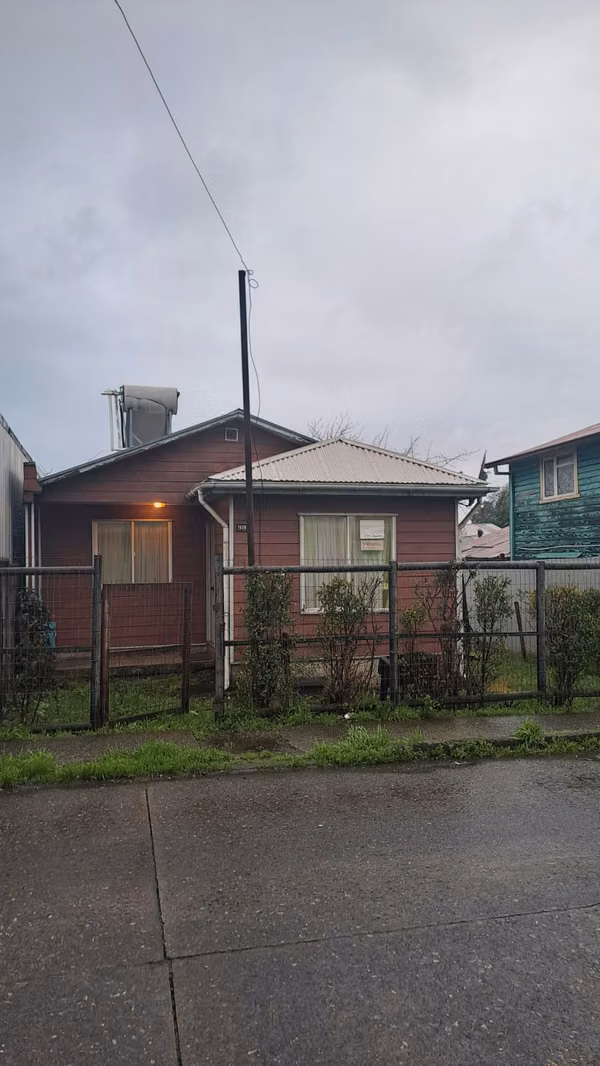 VENDO CASA 2 DORM. LIVING COMEDOR, COCINA, 1 BAÑO, MUY CENTRICA CON TERRENO DE 200 m2