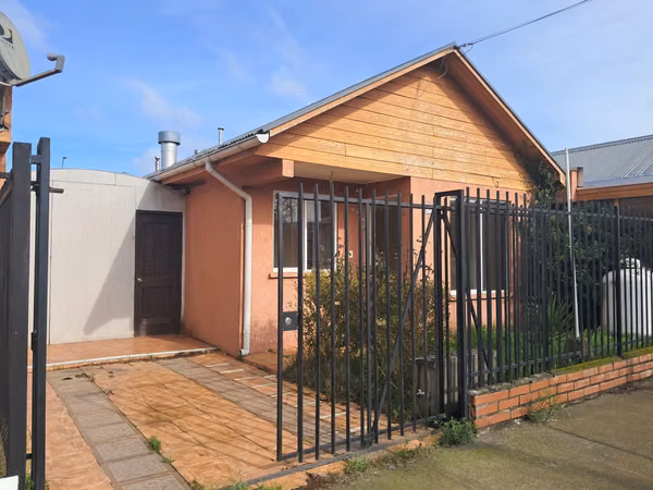  ¡HERMOSA CASA INDIVIDUAL EN VILLA ESCUADRÓN, CORONEL! 