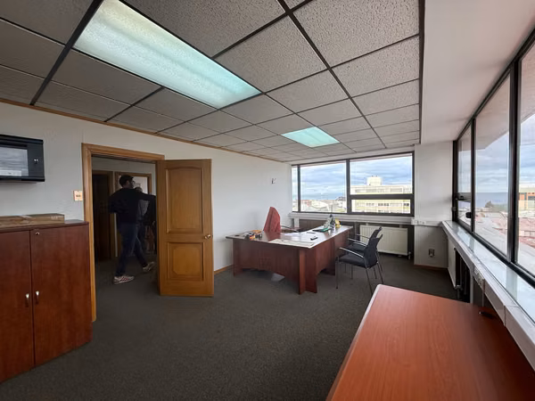 ARRIENDO CÉNTRICA Y AMPLIA OFICINA