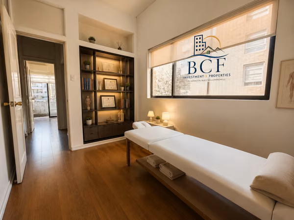 Oficina con terraza, estacionamiento y orientación norte | 35 m² | 2 privados | Aire acondicionado | Ñuñoa