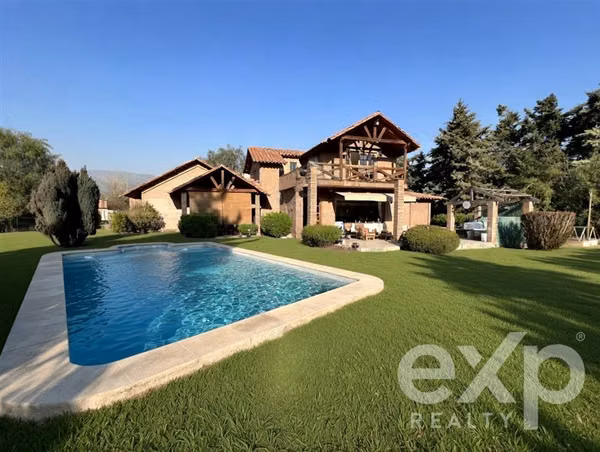 Casa en arriendo de 5 dorm. en Chicureo