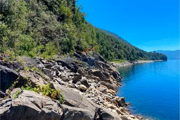 Parcelación frente a lago caburgua