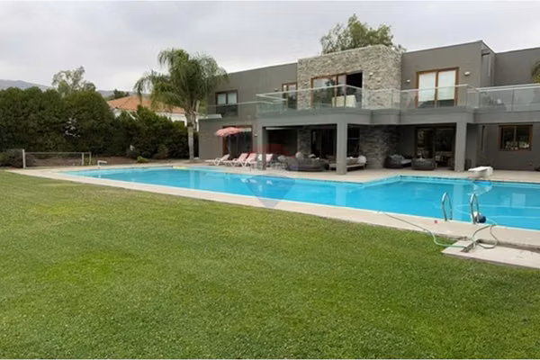 Amplia casa-las brisas chicureo-cancha la montaña