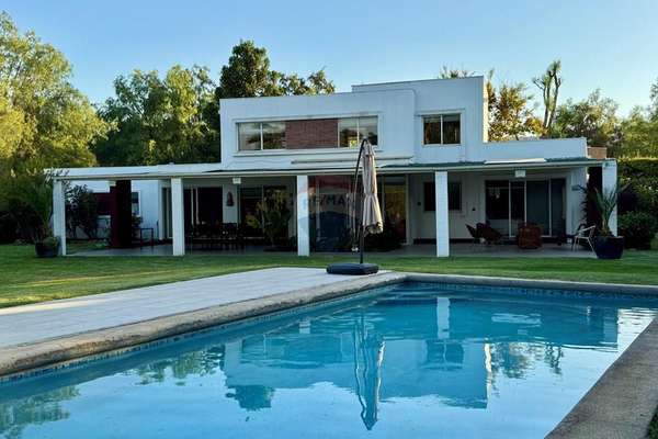 Casa rodeada de naturaleza