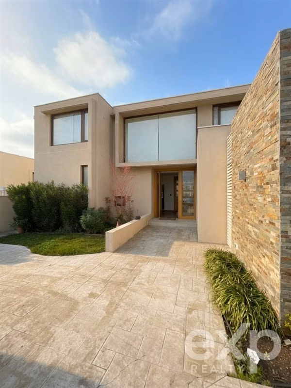 Casa en Venta. Chamisero. 6D+5B, con pieza de servicio