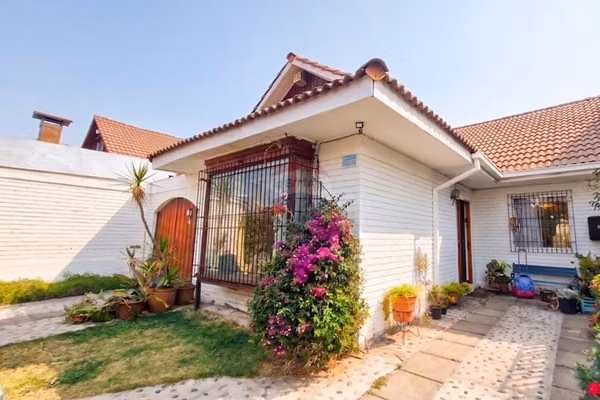 Casa en pasaje cerrado, parque tobalaba