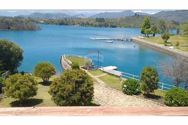3 casas con orilla lago colbún en 16.870 m2.